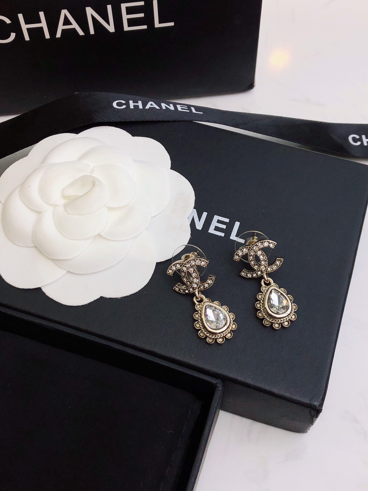 Chanel 香双C吊花边水滴耳钉 特别美 特别美 上耳仙气十足 上边全部是施华洛水晶 特别是那两颗水滴施华洛
