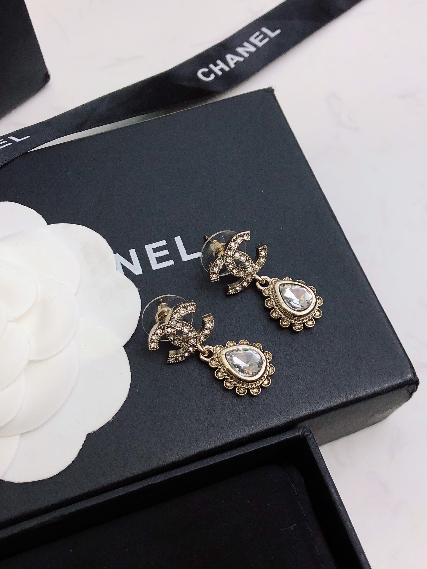 Chanel 香双C吊花边水滴耳钉 特别美 特别美 上耳仙气十足 上边全部是施华洛水晶 特别是那两颗水滴施华洛