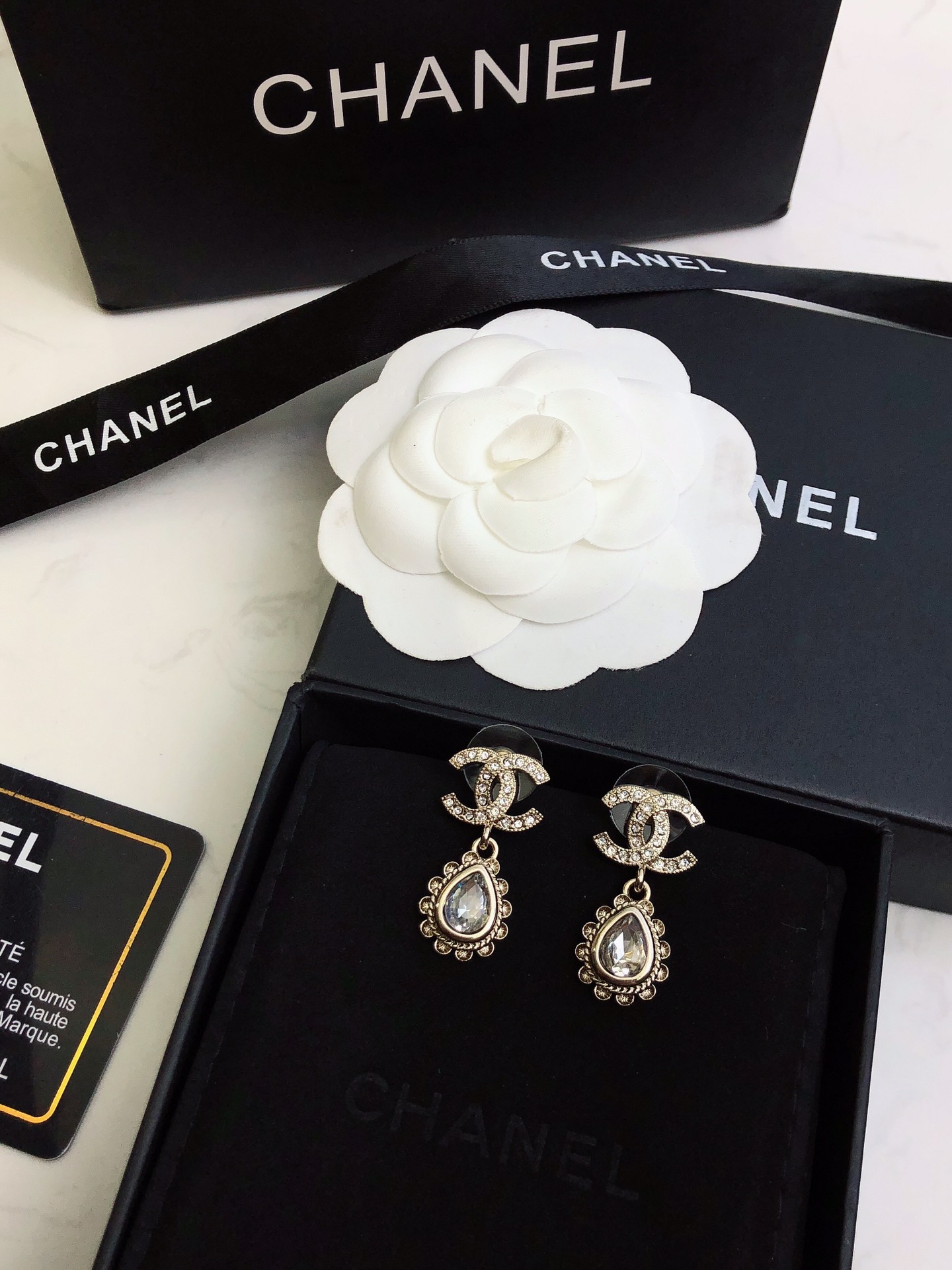 Chanel 香双C吊花边水滴耳钉 特别美 特别美 上耳仙气十足 上边全部是施华洛水晶 特别是那两颗水滴施华洛