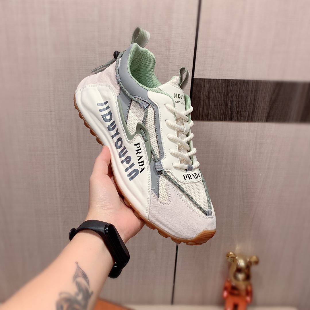 J0 运动 Prada 普拉达 最新爆款休闲鞋,顶端品牌奢侈～代购,顶级～质量.专柜同卖产品鞋面選用进口透气材质透气运动内里精细做工.原版个性时尚柔软橡膠耐磨防滑大底,上脚轻巧舒适,实物拍摄實物更好看,002码: 39-44.白色