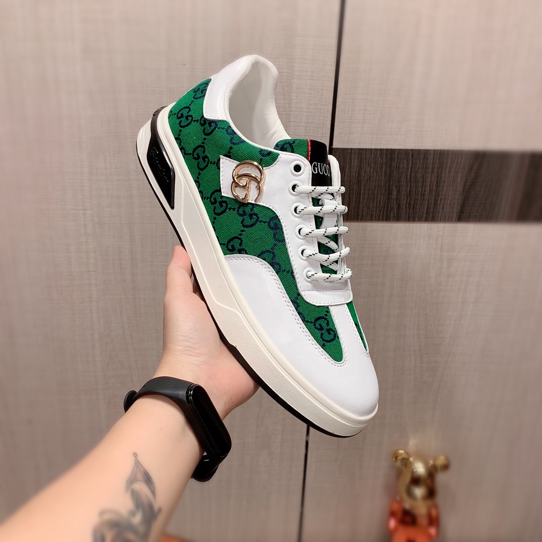 I5  Gucci  古奇   最新爆款休闲鞋，顶端品牌奢侈～代购，顶级～质量。专柜同卖产品鞋面選用进口透气牛皮搭配布面料材质透气羊皮内里精细做工。原版个性时尚柔软橡膠耐磨防滑大底，上脚轻巧舒适，实物拍摄實物更好看，202广州码: 38-44。2色色入选