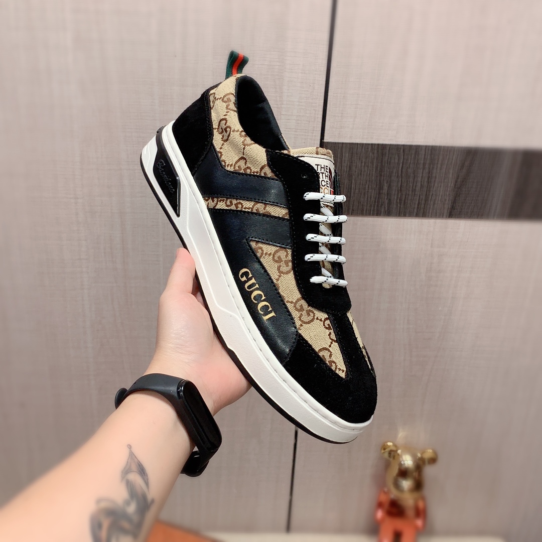 I5  Gucci  古奇   最新爆款休闲鞋，顶端品牌奢侈～代购，顶级～质量。专柜同卖产品鞋面選用进口透气牛皮搭配布面料材质透气羊皮内里精细做工。原版个性时尚柔软橡膠耐磨防滑大底，上脚轻巧舒适，实物拍摄實物更好看，202广州码: 38-44。2色入选