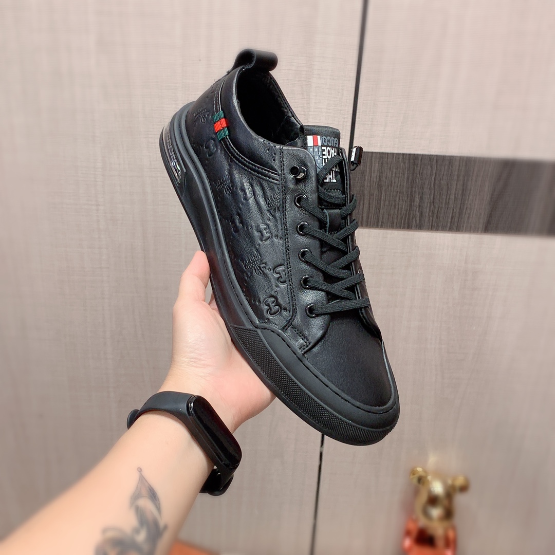 I0  Gucci  古奇   最新爆款休闲鞋，顶端品牌奢侈～代购，顶级～质量。专柜同卖产品鞋面選用进口透气牛皮材质透气猪皮内里精细做工。原版个性时尚柔软橡膠耐磨防滑大底，上脚轻巧舒适，实物拍摄實物更好看，007码: 38-44。白色，黑色