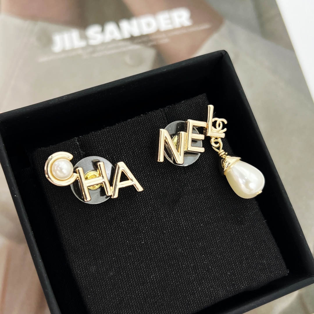 新款☑️CHANEL香奈儿双c不对称字母珍珠耳钉耳环