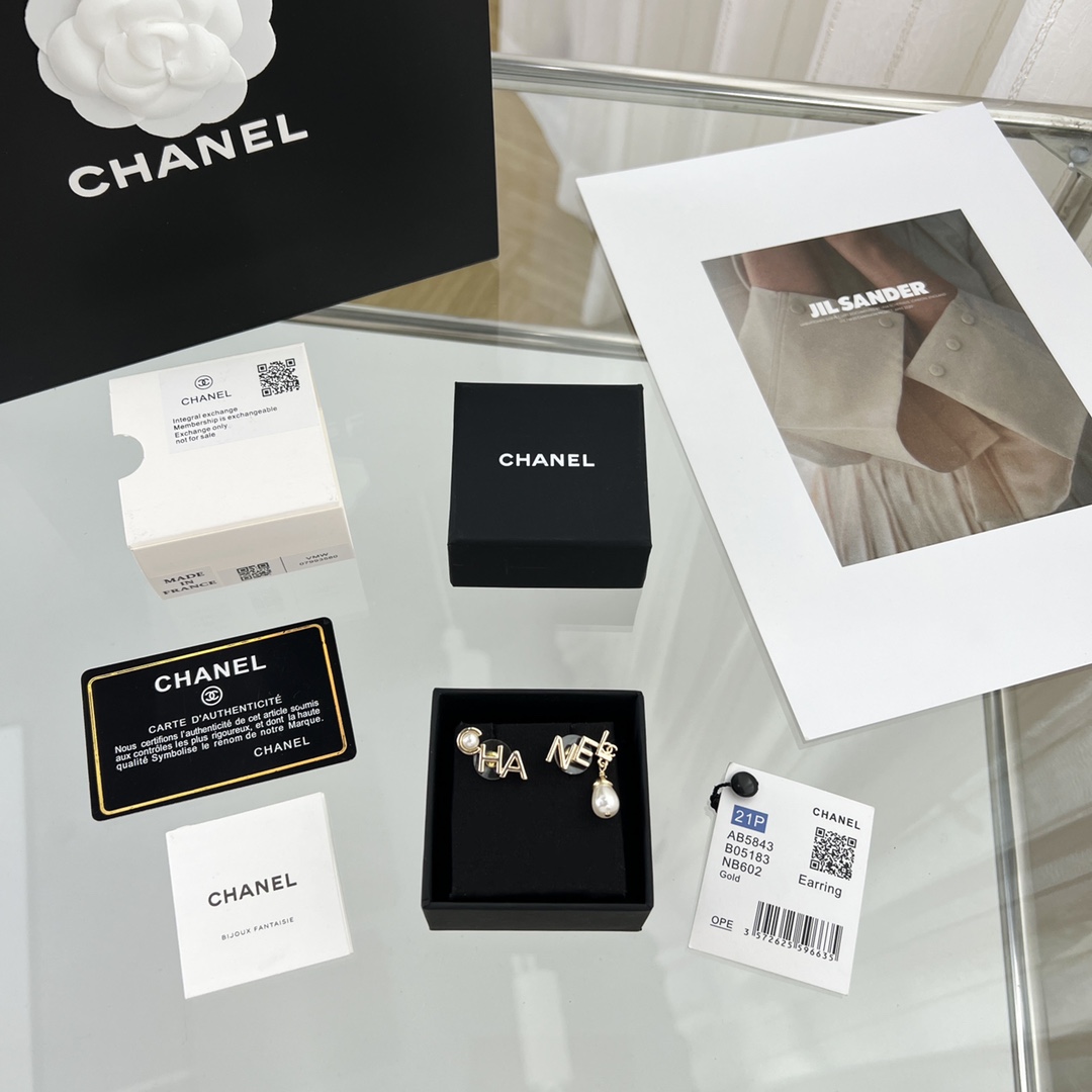 新款☑️CHANEL香奈儿双c不对称字母珍珠耳钉耳环