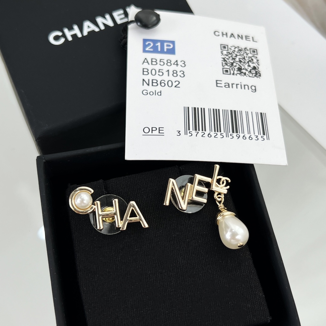 新款☑️CHANEL香奈儿双c不对称字母珍珠耳钉耳环
