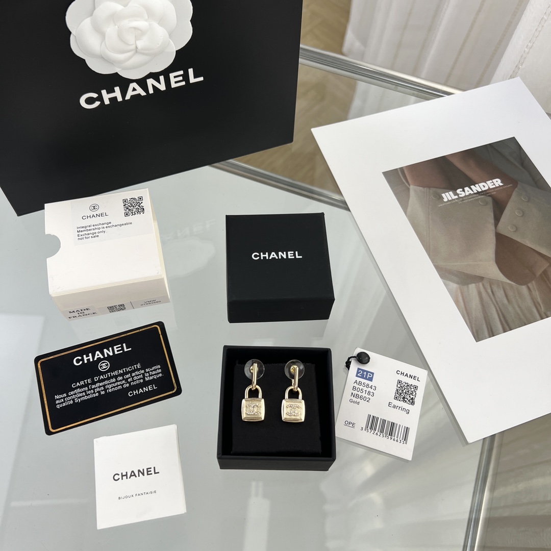 新款☑️CHANEL香奈儿金色双c锁头耳钉耳环