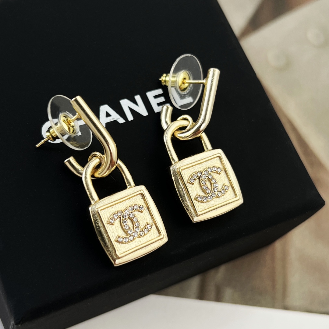 新款☑️CHANEL香奈儿金色双c锁头耳钉耳环