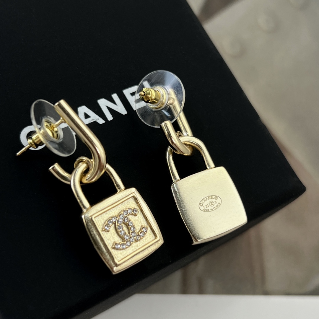 新款☑️CHANEL香奈儿金色双c锁头耳钉耳环