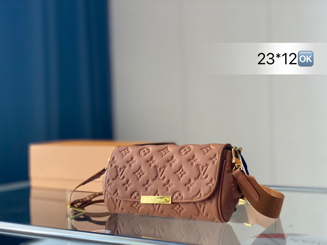 K0 折叠礼盒    Louis Vuitton 路易威登 LV 小斜挎 牛皮浮雕小斜挎包出货啦 高级浮雕压纹 金扣小牛皮材质 手感细腻柔软 上身超气质 斜挎可调节长短 日常用品无压力 黑色牛皮好搭配那是肯定的 经典的logo老花浮雕 使整包显得格外高级优雅23*12