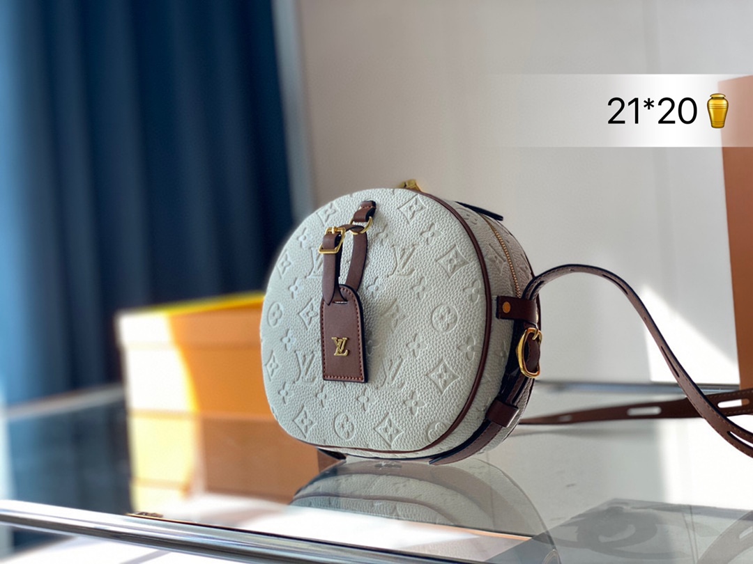 J5  Louis Vuitton 路易威登 LV 小苹果包 圆饼包经典的路易*威登帽盒摇身变为此款风格可爱的随身小袋。小巧而实用 双版本设计：经典Monogram帆布搭配牛皮饰边；新潮的Reverse Monogram帆布搭配饰边。配小挂件 尺寸：大号21*20cm
