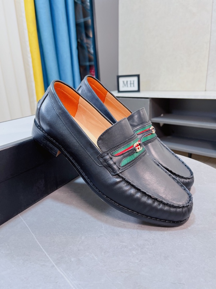 J0  Gucci  古奇   古奇 皮鞋最火爆的经典之做。官网同步，鞋面采用意大利头层牛皮牛皮内里，独特品牌独特工艺。彰显了新一年度的爆款风格。别再犹豫，别再徘徊，您也赶紧入手吧。数码 38–44