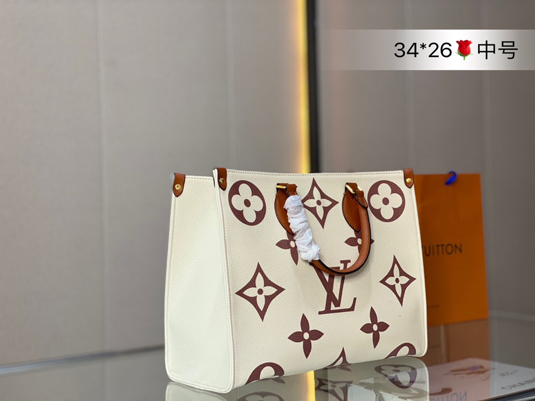 J0 中号  Louis Vuitton 路易威登 LV  购物袋 性价比之王这是一款超赞的包型，非常值得入的一款，超大购物袋，不容易变形 而且大Logo的设计超级好看。除了手拎以外，还有一条长肩,可单肩可斜挎，可以说是非常赞了，上身真的很有气质34*26中号”},”imgs”:[“https://xcimg.szwego.com/20221008/i1665237785_7085_0.jpg?imageMogr2/auto-orient/thumbnail/!160x160r/quality/100/format/jpg