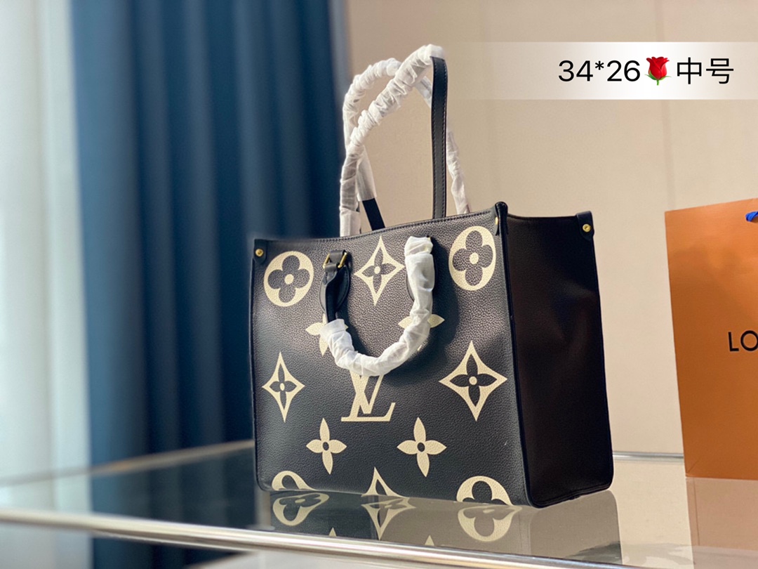 J0 中号  Louis Vuitton 路易威登 LV  购物袋 性价比之王这是一款超赞的包型，非常值得入的一款，超大购物袋，不容易变形 而且大Logo的设计超级好看。除了手拎以外，还有一条长肩,可单肩可斜挎，可以说是非常赞了，上身真的很有气质34*26中号