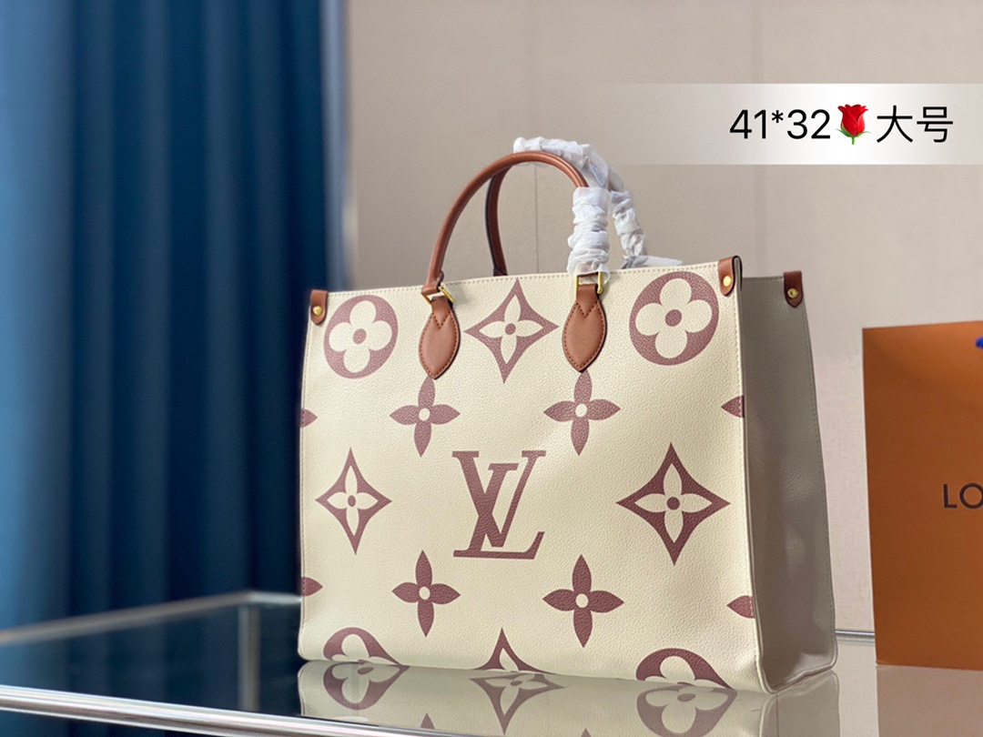 J5 大号  Louis Vuitton 路易威登 LV  购物袋 性价比之王这是一款超赞的包型，非常值得入的一款，超大购物袋，不容易变形 而且大Logo的设计超级好看。除了手拎以外，还有一条长肩,可单肩可斜挎，可以说是非常赞了，上身真的很有气质41*32大号