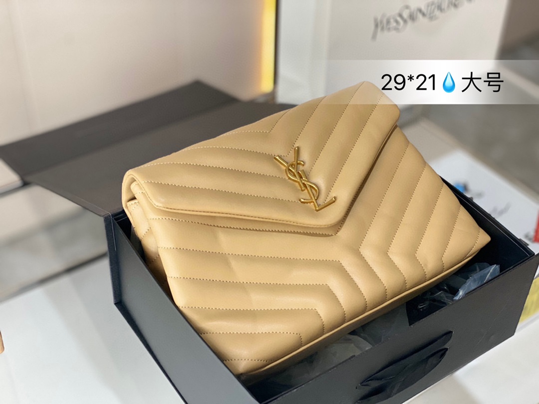 礼盒包装  Saint Laurent 圣罗兰 YSL  圣罗兰V格 邮差包 SL邮差包 原版粗旷鎏金链条 标签S*int Laurent 链条包，Saint Laurent 圣罗兰 YSL  专柜永恒经典同步款，来自最新一季的绝妙设计，包身廓形类似邮差，经典的monogram logo点缀，超大容量， 五金更是特别，工序非常复杂，给你们不一样的视觉效果尺寸：29*21cm