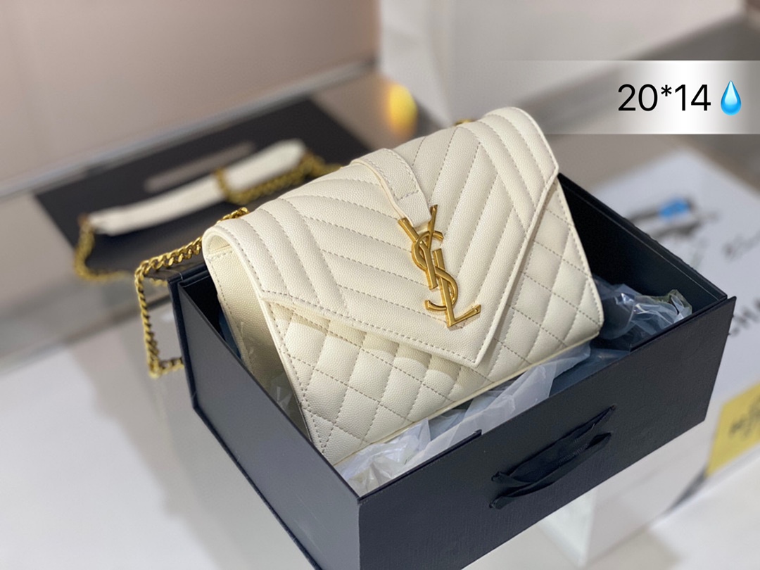 J5  Saint Laurent 圣罗兰 YSL  WOC 鱼子酱牛皮 链条包信封包 Saint Laurent 圣罗兰 家当之无愧的入门经典款 超级耐燥这个皮质真的是我最爱的皮质之一不怕刮牛皮的纹理也有质感 相比金链我更喜欢链非常耐看 链条收包里可以完美当成手包一包两用简直赚到啦 作为一个超大卡包不是很能装是肯定的不能装太厚的东西出门带几张卡带个口红粉饼是没问题的20*14cm 配盒