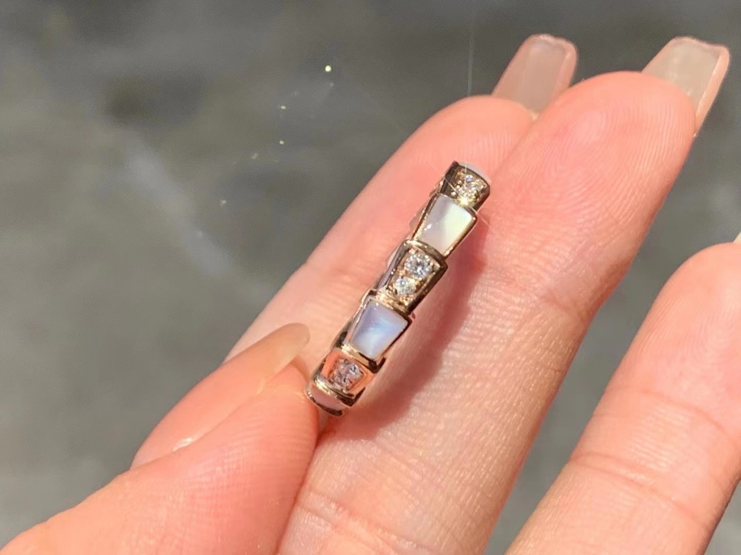 Bvlgari 宝格丽白贝间钻蛇戒精工好钻 质感超赞哇