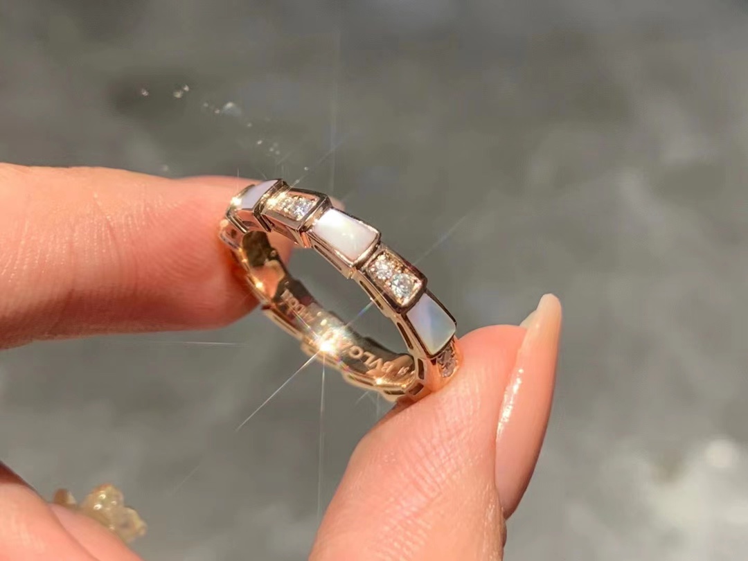 Bvlgari 宝格丽白贝间钻蛇戒精工好钻 质感超赞哇