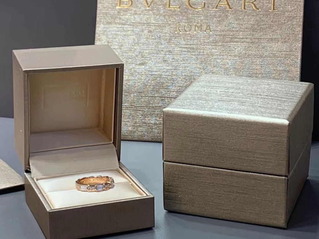 Bvlgari 宝格丽白贝间钻蛇戒精工好钻 质感超赞哇