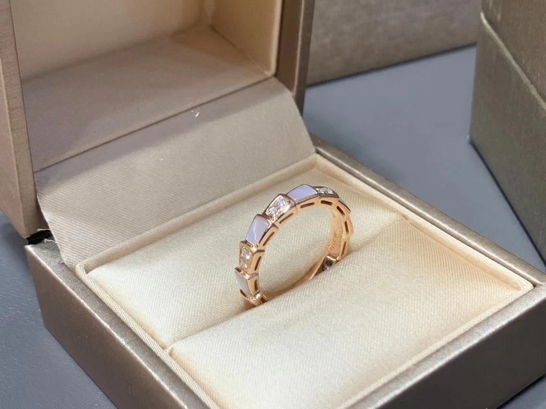 Bvlgari 宝格丽白贝间钻蛇戒精工好钻 质感超赞哇