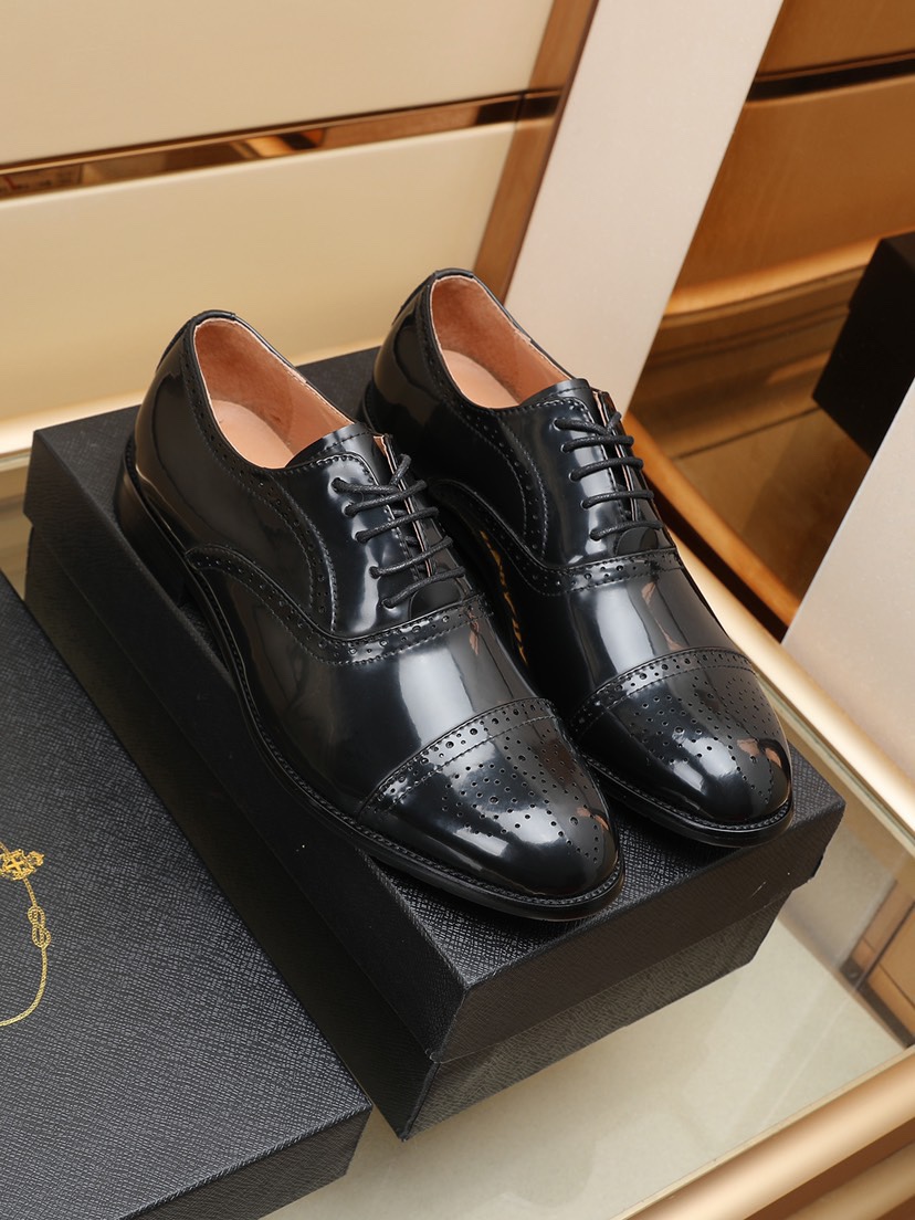 J0   Prada 普拉达 原版完美复刻奢华时尚欧版尖头商务皮鞋完美的楦型加上顶级的手工制作,使得本款鞋子立马形成一股浓郁的贵族气息.头层牛皮真皮内里皮鞋专用橡胶组合大底码数38～44