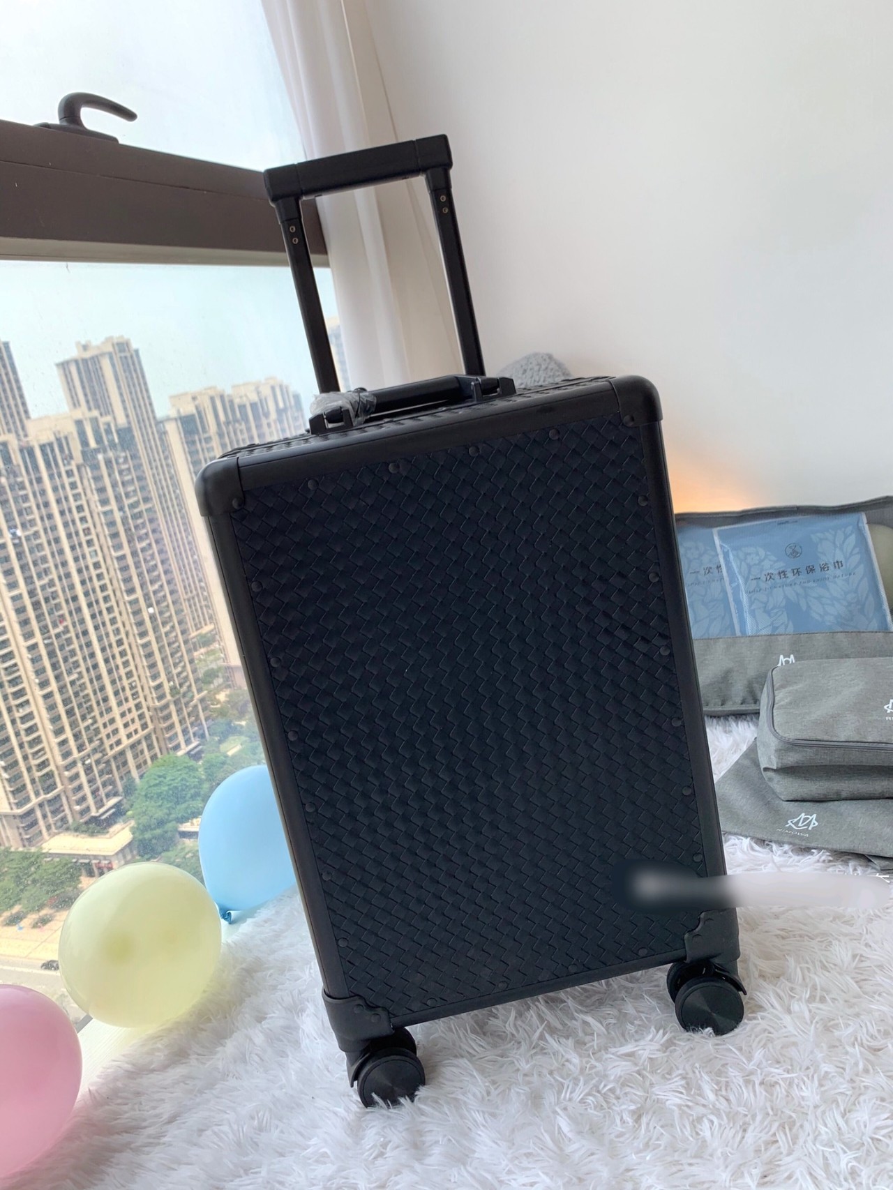 NO:270008,B&V suitcase/trolley case Another new fashion favorite, this retro trolley has its own unique fashion and capable style, and all the strength and appearance are online!  Classic floral materials with aluminum frames are durable and strong. They interpret fashionable travel art with excellent quality, outstanding creativity and exquisite craftsmanship. Unique design concepts, fun, fashionable trends, retro style and perfect craftsmanship, combining the two!  International customs lock multi-class trolley, universal wheel device, smooth sliding, easy and convenient travel. High-end and atmospheric LOGO, modern and simple black and elegant lining, metal buckle, partition arbitrarily replaced, simple and convenient lengthening belt adjustment Main color-black-coffee grid Size 20 inches (can be boarded) length, width and height 37/21/57 24 inches (can be checked),19860909B＆V行李箱/拉杆箱 又来一组时尚新宠,这种复古形的拉箱有自己独特的一种时尚干练风,实力颜值都在线盘他！经典花料配铝框,耐看结实. 以卓越品质,杰出创意和精湛工艺演绎时尚旅行艺术 独特设计理念,趣味横生,时尚潮流,复古风格与完美工艺,二者结合！ 国际海关锁多阶级拉杆,万向轮装置,滑动流畅,旅行轻松便捷. 高档大气的LOGO,现代简约黑色大方的内衬,金属插扣,隔板任意调换,简单方便的加长带调节 主打色-黑色-咖啡格 尺寸 20寸（可登机）长宽高37/21/57 24寸（可托运）,,luggage