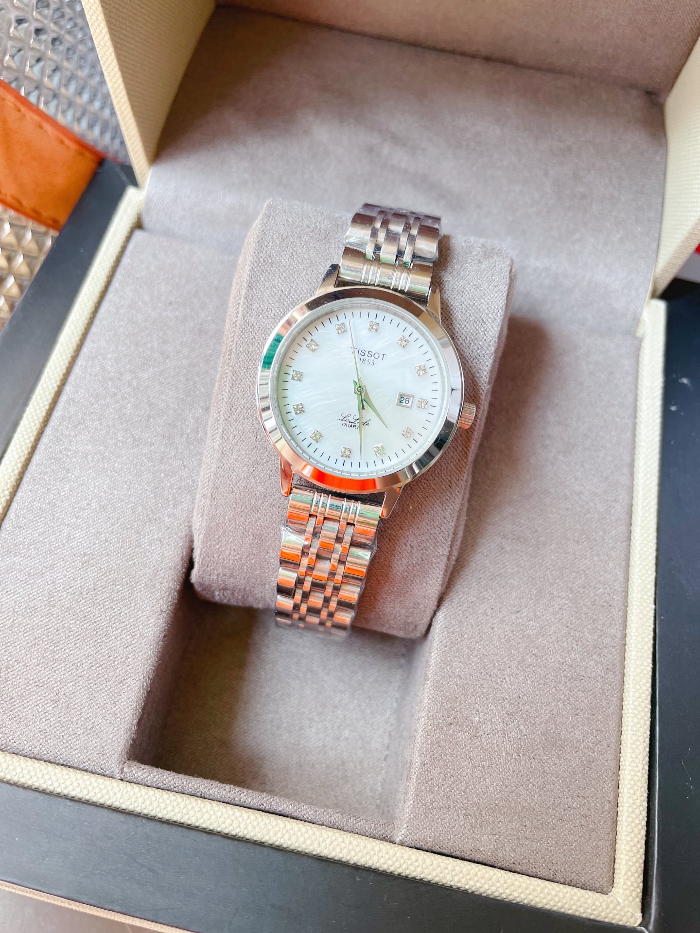 J5    天梭 Tissot  全新卡森臻我系列 女款表隆重登场 臻我 寓意每时每刻做真实的自己。每一种身份，皆是兴之所至。每一年真我，都独具魅力。佩戴卡森臻我系列腕表，传递着随心所欲的都市“芯”主张。尺寸女装30mm