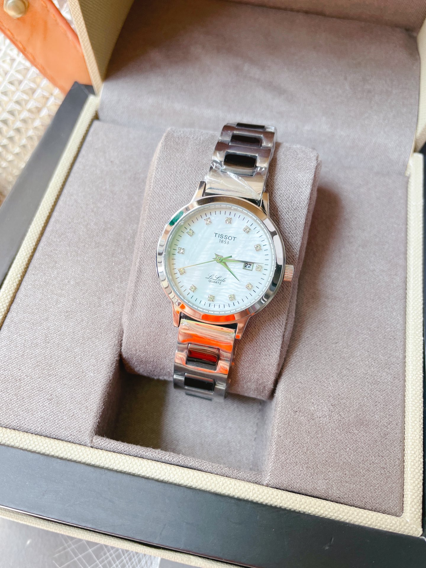 K0   天梭 Tissot  全新卡森臻我系列 女款表隆重登场 臻我 寓意每时每刻做真实的自己。每一种身份，皆是兴之所至。每一年真我，都独具魅力。佩戴卡森臻我系列腕表，传递着随心所欲的都市“芯”主张。尺寸女装30mm