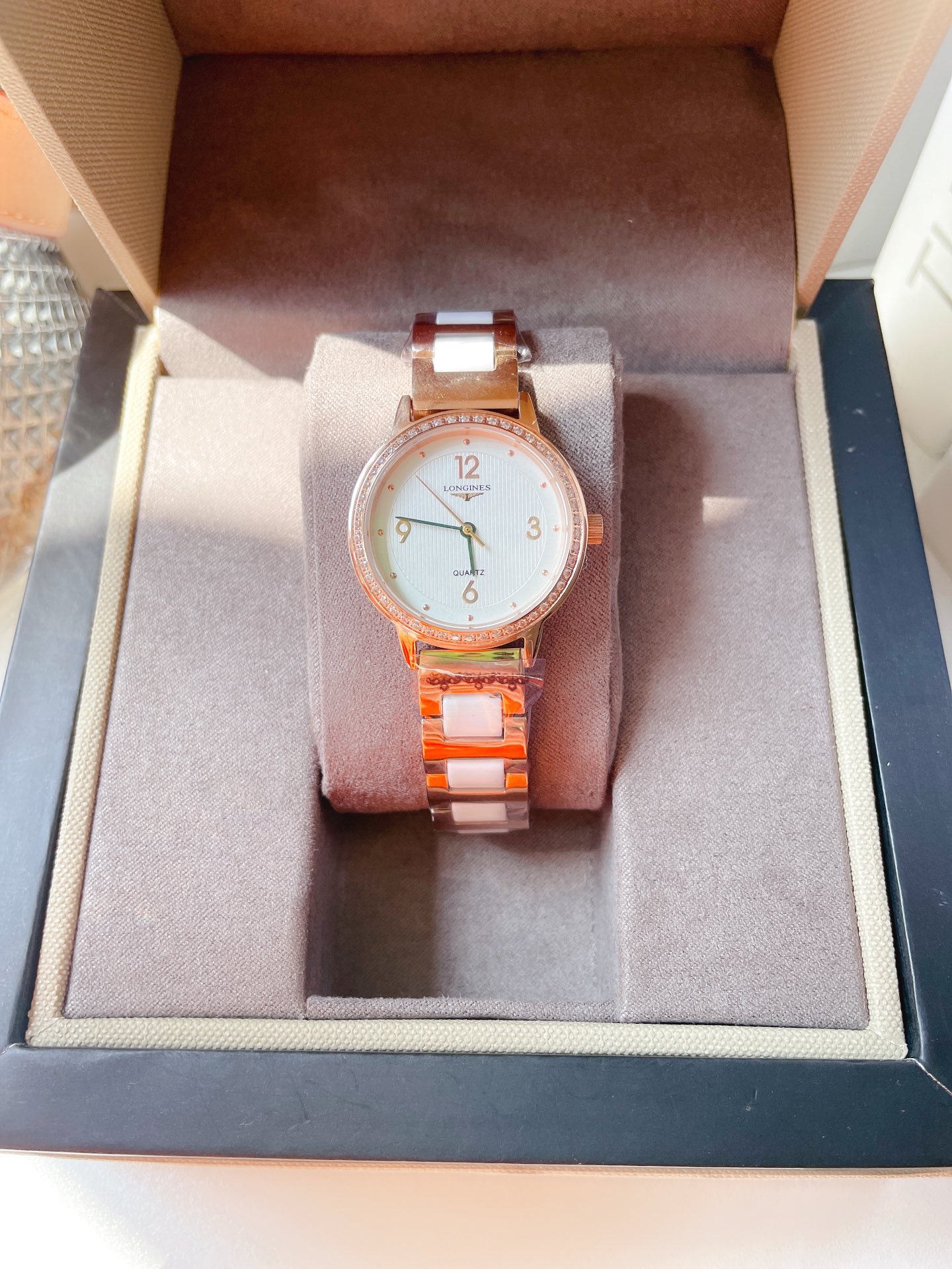 K0   浪琴  Longines 简约大气女款 进口石英机芯 矿物质玻璃镜面 316L精钢表壳 直径28mm厚8mm 该款腕表备受女性喜爱，在不同的场合映耀着她们各自的独特个性与迷人风华