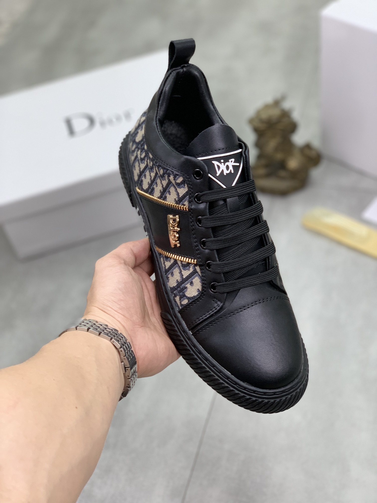 I5 迪奥 Dior 顶级专柜高帮同步发售,鞋面意大利进口柔软小牛皮全进口柔软猪皮内里鞋垫,鞋底：原厂特供原版底,独家活动成型底超级舒适,原厂跟单货,高品质,欢迎对比.原版进口轻便橡胶耐磨大底； 黑 白色可选,码数:38-44