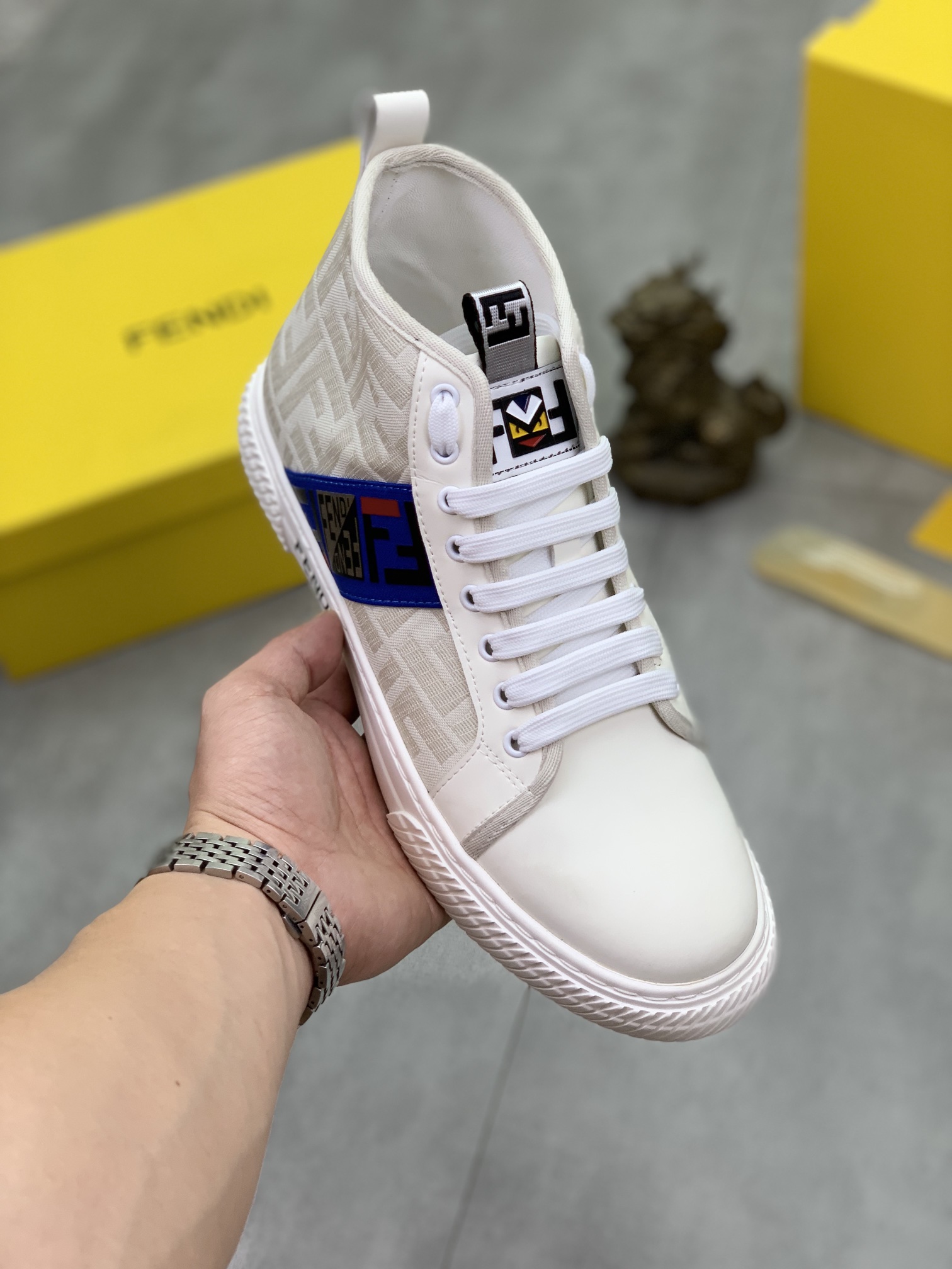 I5  Fendi 芬迪 .FENDI 顶级专柜高帮同步发售,鞋面意大利进口柔软小牛皮全进口柔软猪皮内里鞋垫,鞋底：原厂特供原版底,独家活动成型底超级舒适,原厂跟单货,高品质,欢迎对比.原版进口轻便橡胶耐磨大底； 黑 白色可选,码数:38-44