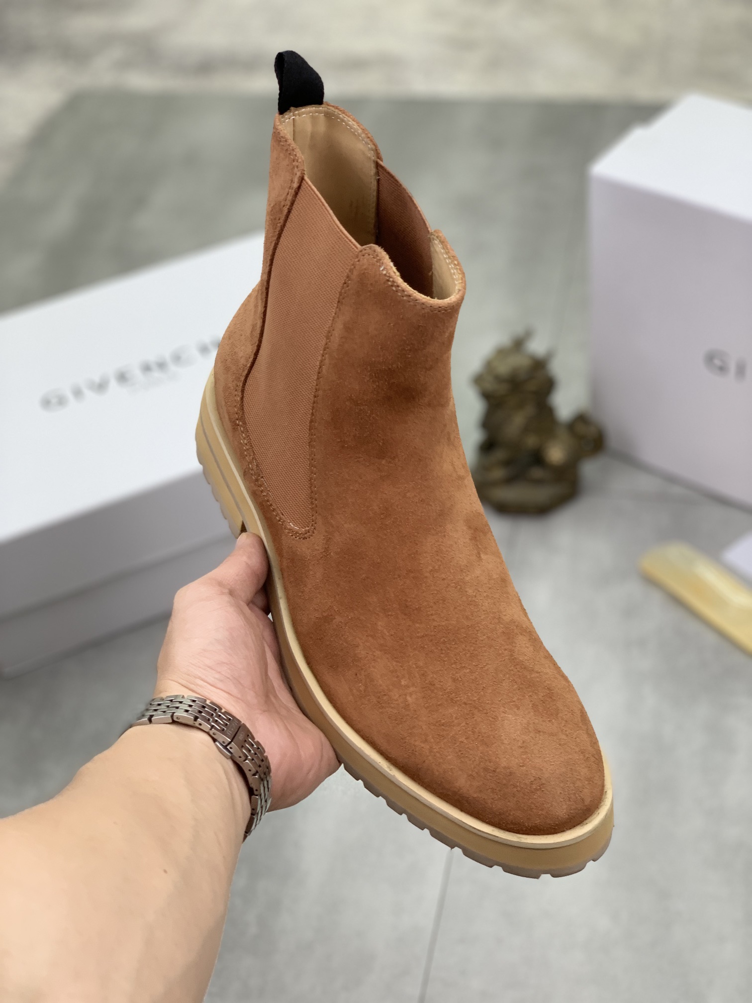 顶级品质 2022 Givenchy 纪梵希 ,最切尔西靴子 鞋面采用意大利进口磨砂小牛皮,奢华头层水染小牛皮内裡,小牛皮记忆PU可活动脚床 原厂大底,GIVENCHY 标志 码数：38-44注：45 码定做正常皮鞋码数 专柜包装 随附鞋履收纳袋