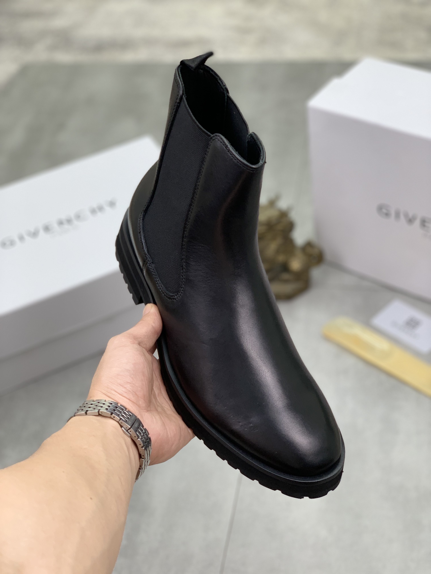 顶级品质2022 Givenchy 纪梵希 ,最切尔西靴子 鞋面采用意大利进口小牛皮,奢华头层水染小牛皮内裡,小牛皮记忆PU可活动脚床 原厂大底,GIVENCHY 标志 码数：38-44注：45 码定做正常皮鞋码数 专柜包装 随附鞋履收纳袋