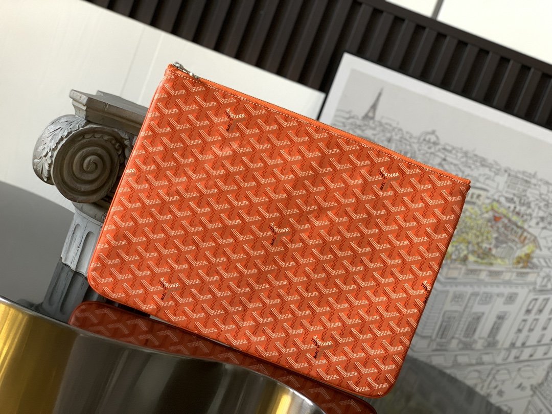 SENAT大号手拿包尺寸同A4纸大小，可用作文件袋或日常使用。它采用拉链闭合设计，内部设置了一个卡袋，功能齐全。36 cm x 0.5 cm x 26 cm1061M-橙色