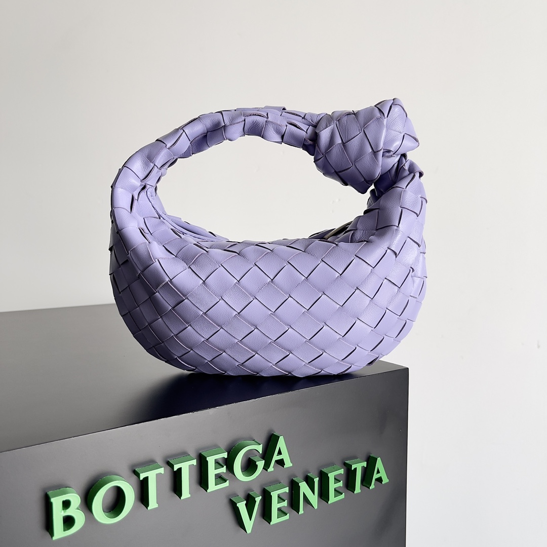 Bottega veneta͙.———\n最新款编织打结hobo \n    顶级小羊皮皮质很软，包形独特特别实用耐装，保留了传统的编织元素的同时多了几分张扬～ 采用羊皮手工编织制作 拉链开合 弧形无缝结构 搭配起来毫不费力 力荐  市场最高端欢迎来对比\n         【出厂均配全套包装】\nsize：xxcm。   型号：