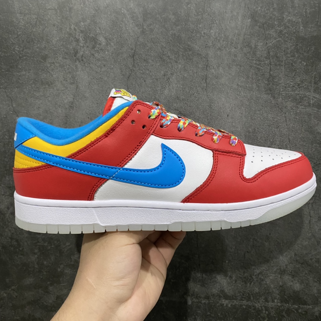 LeBron James x Nike Dunk Low 水果麦片低帮运动休闲板鞋。 鞋身选用红、白、蓝、黄等醒目颜色进行搭配,在鞋舌与鞋垫上分别出现 Fruity Pebbles 文字与满印图案,点明主题。之后,在后跟拼接皮革位置还出现 James 标志性的符号,最后搭配半透明水晶外底完成整体设计。除了一副水果麦片鞋带外,另外还有一白一紫两副鞋带提供多种穿搭选择,凸显 James 所效力的洛杉矶湖人队 货号: DH8009-600 尺码:36 36.5 37.5 38 39 40 40.5 41 42 42.5 43 44 45 46 47.5-选品中心