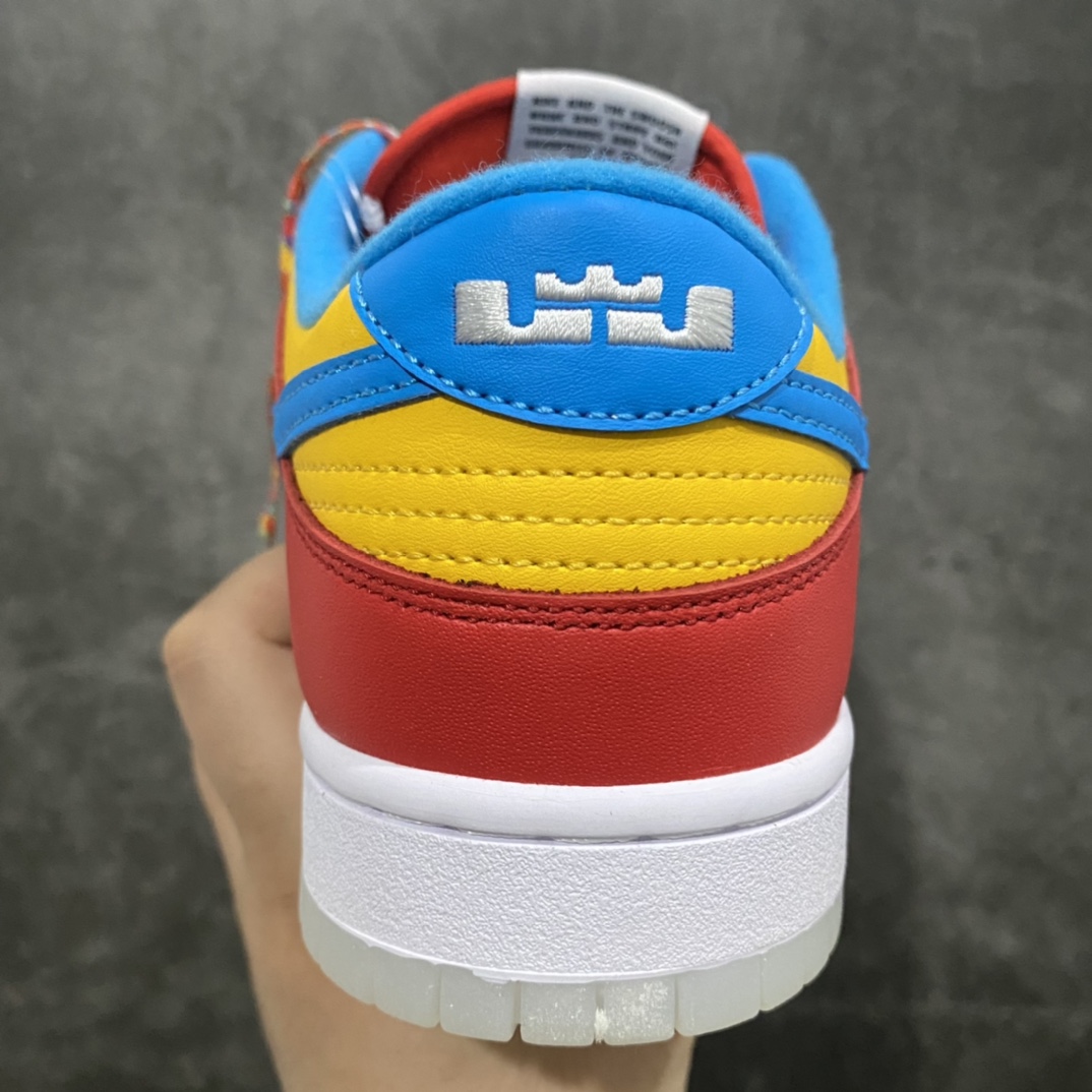 图片[4]-LeBron James x Nike Dunk Low 水果麦片低帮运动休闲板鞋。 鞋身选用红、白、蓝、黄等醒目颜色进行搭配，在鞋舌与鞋垫上分别出现 Fruity Pebbles 文字与满印图案，点明主题。之后，在后跟拼接皮革位置还出现 James 标志性的符号，最后搭配半透明水晶外底完成整体设计。除了一副水果麦片鞋带外，另外还有一白一紫两副鞋带提供多种穿搭选择，凸显 James 所效力的洛杉矶湖人队 货号： DH8009-600 尺码：36 36.5 37.5 38 39 40 40.5 41 42 42.5 43 44 45 46 47.5-选品中心