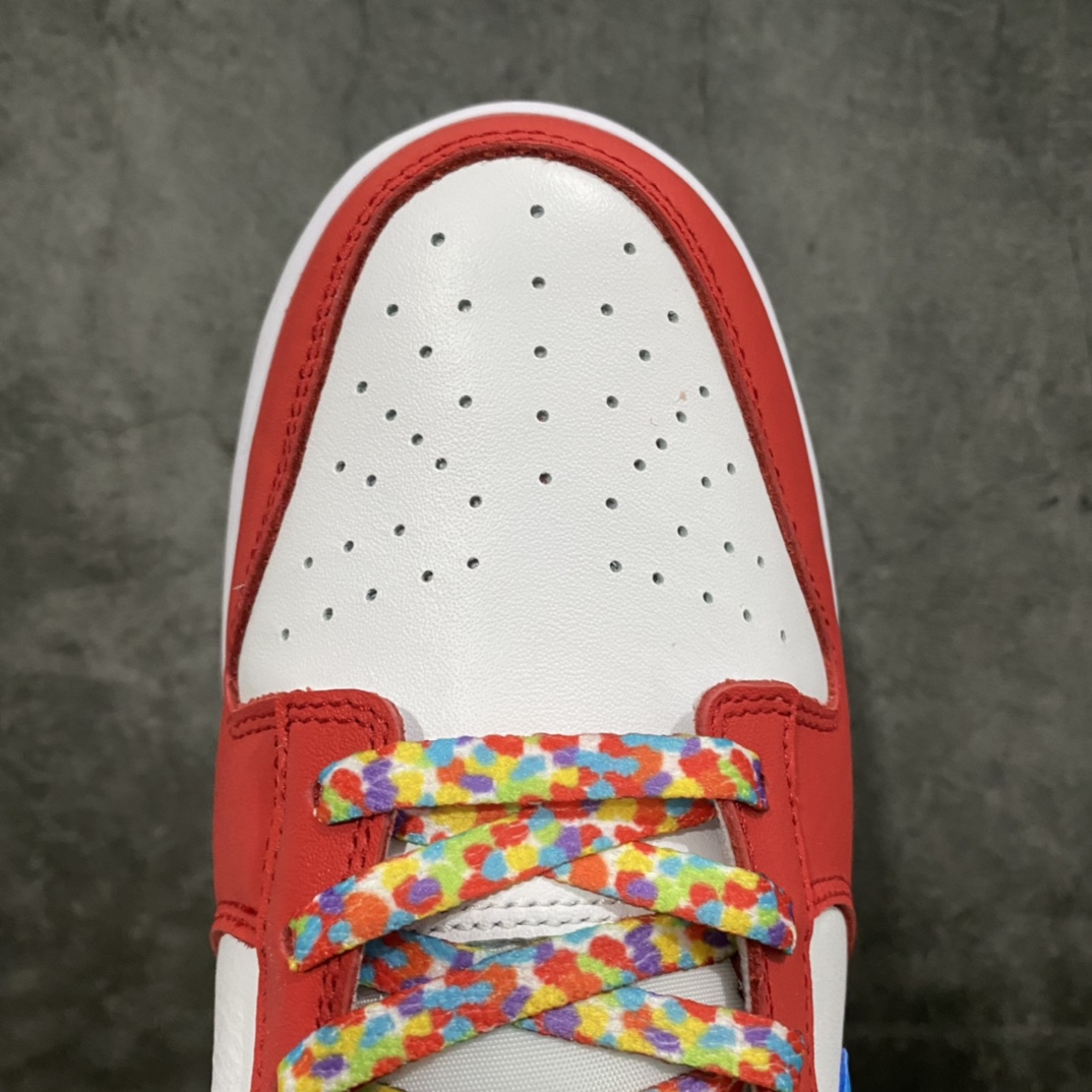 图片[5]-LeBron James x Nike Dunk Low 水果麦片低帮运动休闲板鞋。 鞋身选用红、白、蓝、黄等醒目颜色进行搭配，在鞋舌与鞋垫上分别出现 Fruity Pebbles 文字与满印图案，点明主题。之后，在后跟拼接皮革位置还出现 James 标志性的符号，最后搭配半透明水晶外底完成整体设计。除了一副水果麦片鞋带外，另外还有一白一紫两副鞋带提供多种穿搭选择，凸显 James 所效力的洛杉矶湖人队 货号： DH8009-600 尺码：36 36.5 37.5 38 39 40 40.5 41 42 42.5 43 44 45 46 47.5-选品中心