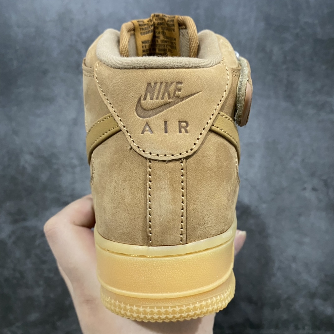 图片[2]-纯原21款 NK Air Force 1 \’07 Mid\”Wheat/Flax\”空军一号经典中帮百搭休闲运动板鞋 小麦黄棕 DJ9158-200 小麦配色的球鞋一直都是秋冬时期穿搭的首选 不仅承袭了大黄靴的干练和帅气 还有着 Air Force 1 的经典复古气质 极为百搭的效果也是重要不可割舍的理由之一 整体依旧采用质感十足的卡其色牛巴革材质打造鞋身 不仅造型十分吸睛质感更是十分讨人喜爱 搭配上同色造型的尼龙鞋带和魔术贴设计 将工装风格体现到位 侧身处皮质 Swoosh Logo 进一步彰显该配色独特魅力 最后以同色水晶材质外底收尾与鞋身配色相互呼应 完善整体造型设计 这样一双既有复古气氛 又能释放出潮流时尚街头气质的鞋款 想必上脚效果更是相当出众 尺码：35.5 36 36.5 37.5 38 38.5 39 40 40.5 41 42 42.5 43 44 44.5 4-选品中心