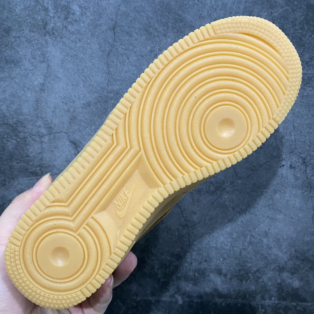 图片[9]-纯原21款 NK Air Force 1 \’07 Mid\”Wheat/Flax\”空军一号经典中帮百搭休闲运动板鞋 小麦黄棕 DJ9158-200 小麦配色的球鞋一直都是秋冬时期穿搭的首选 不仅承袭了大黄靴的干练和帅气 还有着 Air Force 1 的经典复古气质 极为百搭的效果也是重要不可割舍的理由之一 整体依旧采用质感十足的卡其色牛巴革材质打造鞋身 不仅造型十分吸睛质感更是十分讨人喜爱 搭配上同色造型的尼龙鞋带和魔术贴设计 将工装风格体现到位 侧身处皮质 Swoosh Logo 进一步彰显该配色独特魅力 最后以同色水晶材质外底收尾与鞋身配色相互呼应 完善整体造型设计 这样一双既有复古气氛 又能释放出潮流时尚街头气质的鞋款 想必上脚效果更是相当出众 尺码：35.5 36 36.5 37.5 38 38.5 39 40 40.5 41 42 42.5 43 44 44.5 4-选品中心