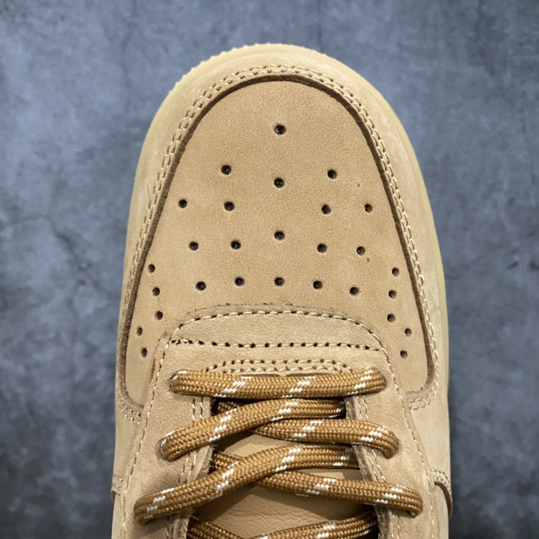 图片[5]-纯原21款 NK Air Force 1 \’07 Mid\”Wheat/Flax\”空军一号经典中帮百搭休闲运动板鞋 小麦黄棕 DJ9158-200 小麦配色的球鞋一直都是秋冬时期穿搭的首选 不仅承袭了大黄靴的干练和帅气 还有着 Air Force 1 的经典复古气质 极为百搭的效果也是重要不可割舍的理由之一 整体依旧采用质感十足的卡其色牛巴革材质打造鞋身 不仅造型十分吸睛质感更是十分讨人喜爱 搭配上同色造型的尼龙鞋带和魔术贴设计 将工装风格体现到位 侧身处皮质 Swoosh Logo 进一步彰显该配色独特魅力 最后以同色水晶材质外底收尾与鞋身配色相互呼应 完善整体造型设计 这样一双既有复古气氛 又能释放出潮流时尚街头气质的鞋款 想必上脚效果更是相当出众 尺码：35.5 36 36.5 37.5 38 38.5 39 40 40.5 41 42 42.5 43 44 44.5 4-选品中心