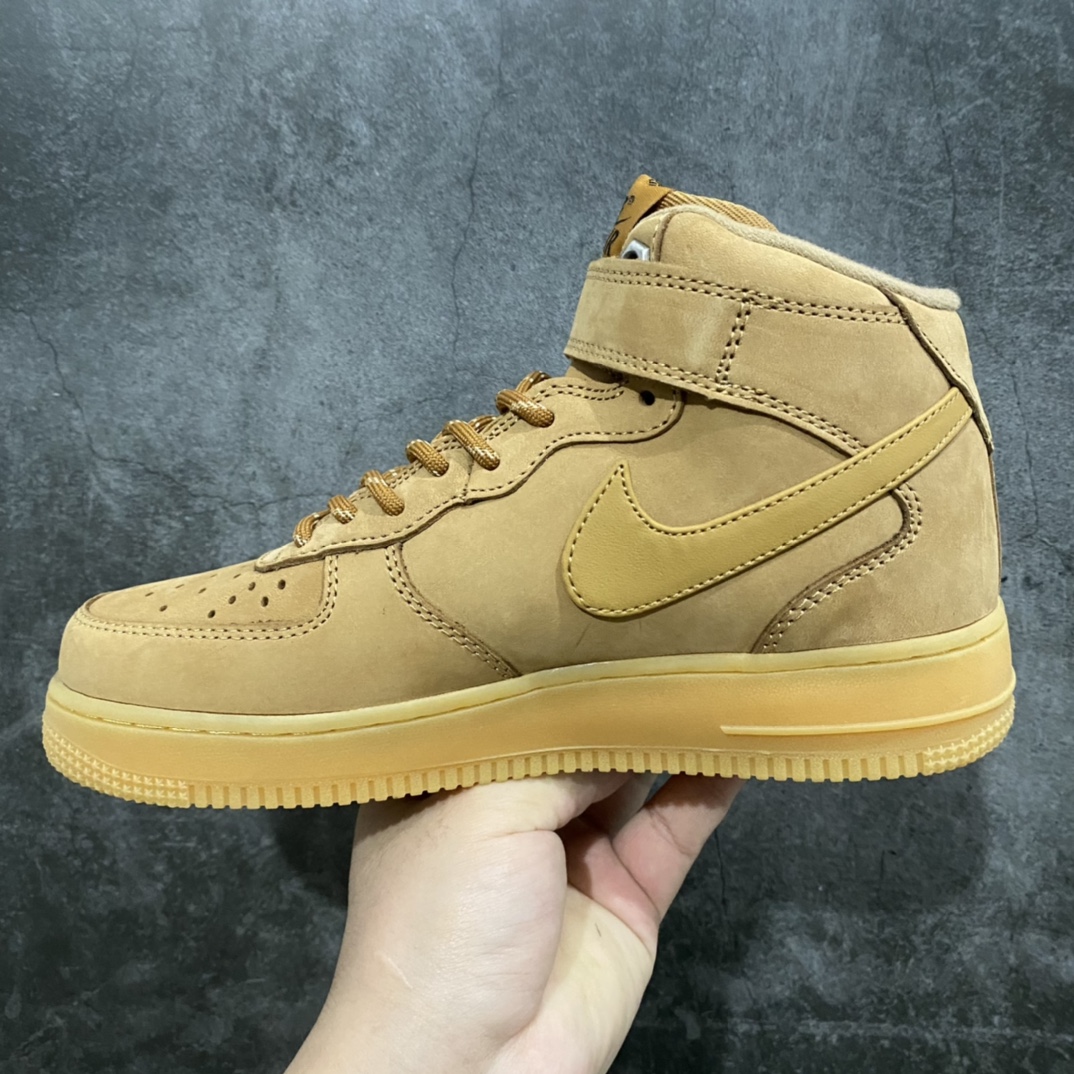 图片[3]-纯原21款 NK Air Force 1 \’07 Mid\”Wheat/Flax\”空军一号经典中帮百搭休闲运动板鞋 小麦黄棕 DJ9158-200 小麦配色的球鞋一直都是秋冬时期穿搭的首选 不仅承袭了大黄靴的干练和帅气 还有着 Air Force 1 的经典复古气质 极为百搭的效果也是重要不可割舍的理由之一 整体依旧采用质感十足的卡其色牛巴革材质打造鞋身 不仅造型十分吸睛质感更是十分讨人喜爱 搭配上同色造型的尼龙鞋带和魔术贴设计 将工装风格体现到位 侧身处皮质 Swoosh Logo 进一步彰显该配色独特魅力 最后以同色水晶材质外底收尾与鞋身配色相互呼应 完善整体造型设计 这样一双既有复古气氛 又能释放出潮流时尚街头气质的鞋款 想必上脚效果更是相当出众 尺码：35.5 36 36.5 37.5 38 38.5 39 40 40.5 41 42 42.5 43 44 44.5 4-选品中心