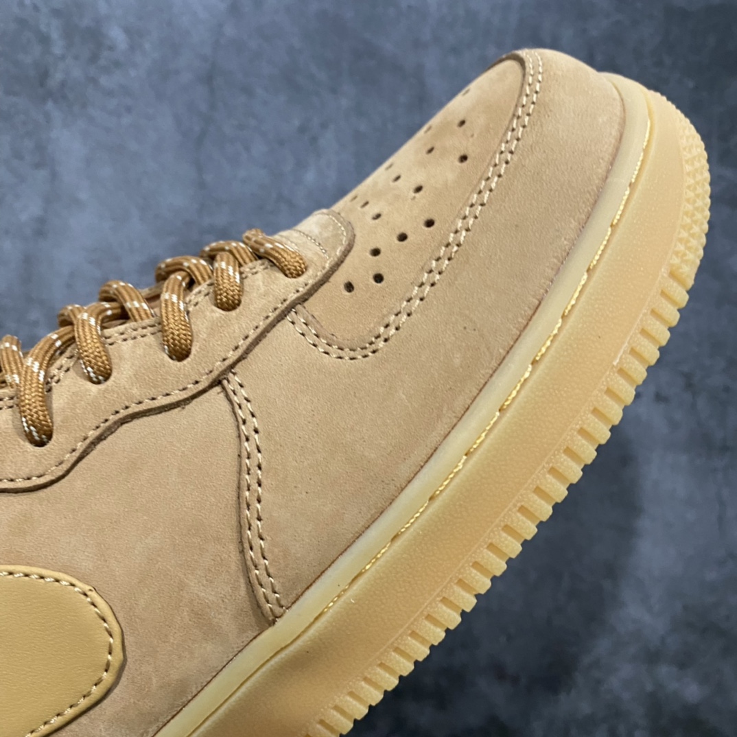图片[6]-纯原21款 NK Air Force 1 \’07 Mid\”Wheat/Flax\”空军一号经典中帮百搭休闲运动板鞋 小麦黄棕 DJ9158-200 小麦配色的球鞋一直都是秋冬时期穿搭的首选 不仅承袭了大黄靴的干练和帅气 还有着 Air Force 1 的经典复古气质 极为百搭的效果也是重要不可割舍的理由之一 整体依旧采用质感十足的卡其色牛巴革材质打造鞋身 不仅造型十分吸睛质感更是十分讨人喜爱 搭配上同色造型的尼龙鞋带和魔术贴设计 将工装风格体现到位 侧身处皮质 Swoosh Logo 进一步彰显该配色独特魅力 最后以同色水晶材质外底收尾与鞋身配色相互呼应 完善整体造型设计 这样一双既有复古气氛 又能释放出潮流时尚街头气质的鞋款 想必上脚效果更是相当出众 尺码：35.5 36 36.5 37.5 38 38.5 39 40 40.5 41 42 42.5 43 44 44.5 4-选品中心
