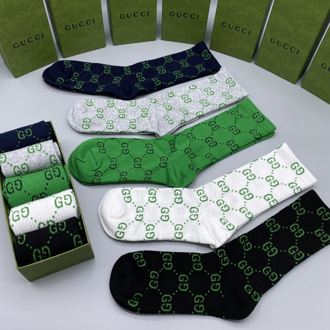 💛配专柜包装
GUCCI（古驰）新款中长款堆堆袜袜子！一盒五双，专柜同步筒袜袜子，💛大牌出街，潮人必备。
