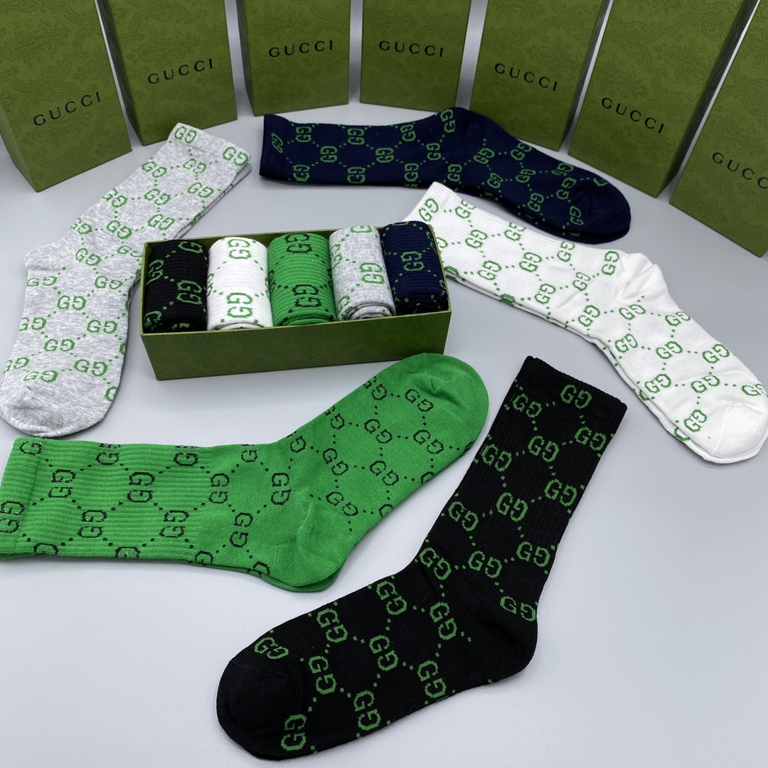 💛配专柜包装
GUCCI（古驰）新款中长款堆堆袜袜子！一盒五双，专柜同步筒袜袜子，💛大牌出街，潮人必备。