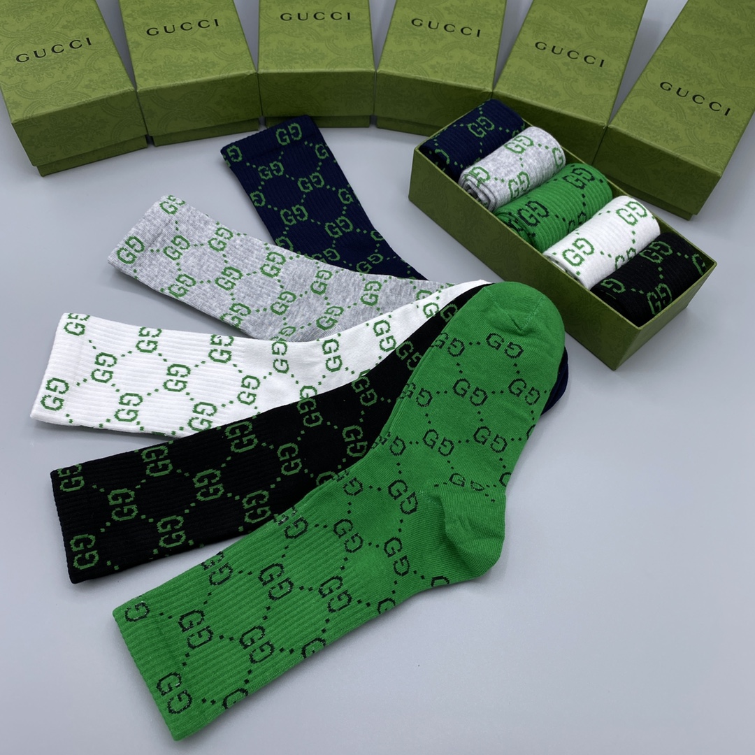 💛配专柜包装
GUCCI（古驰）新款中长款堆堆袜袜子！一盒五双，专柜同步筒袜袜子，💛大牌出街，潮人必备。