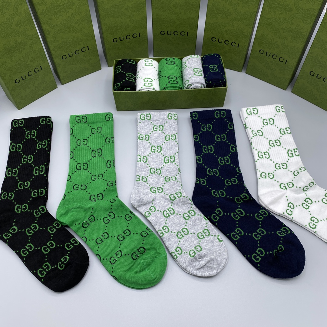 💛配专柜包装
GUCCI（古驰）新款中长款堆堆袜袜子！一盒五双，专柜同步筒袜袜子，💛大牌出街，潮人必备。
