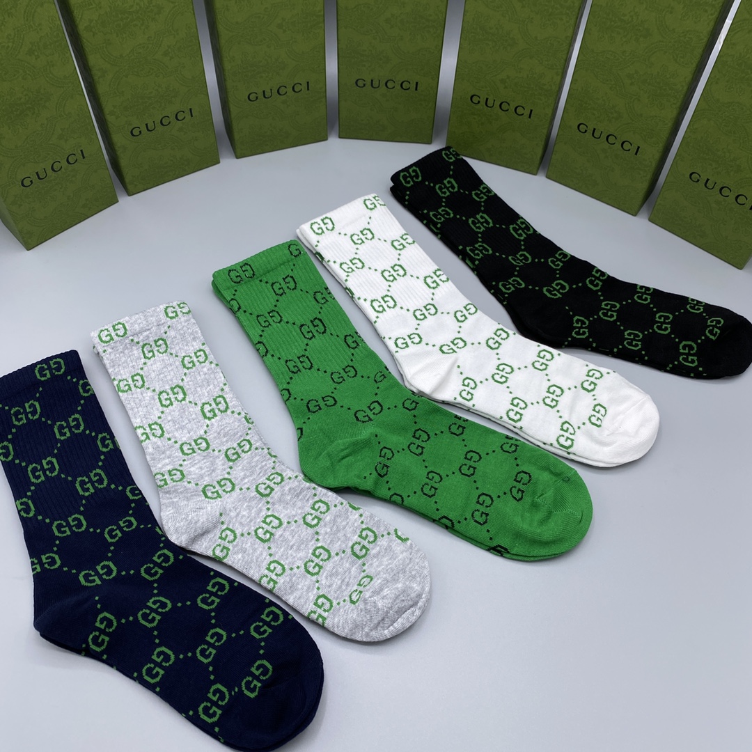 💛配专柜包装
GUCCI（古驰）新款中长款堆堆袜袜子！一盒五双，专柜同步筒袜袜子，💛大牌出街，潮人必备。