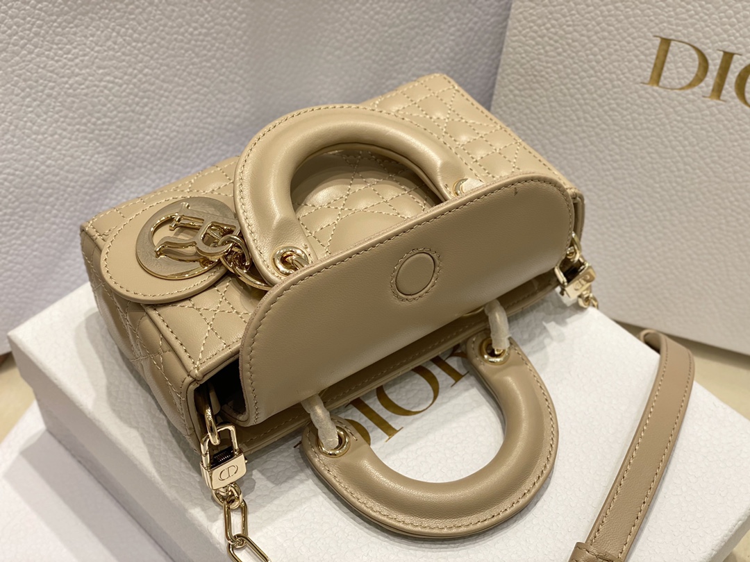 迪奥Dior顶级进口原厂羊皮横款戴妃包超迷你ladyd-joy奶茶色这款LadyD-Joy手袋诠释了Di